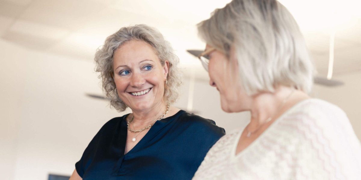 To kvinder i samtale sammen